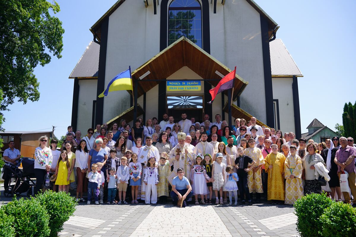«Ви — святі, бо оправдані, відкуплені жертвою Ісуса Христа»: владика Йосафат на храмовому празнику Всіх Святих Українського Народу у м. Сторожинці
