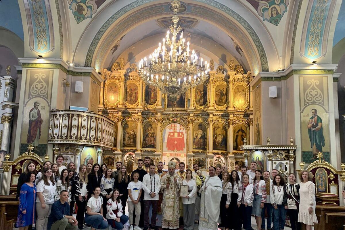 «Бажаю вам бути світлом, сіллю та закваскою там, де ви є — серед студентства, інтелігенції, парафії»: Владика Йосафат Мощич привітав ТУСК «Обнова» м. Чернівці з 25-літтям