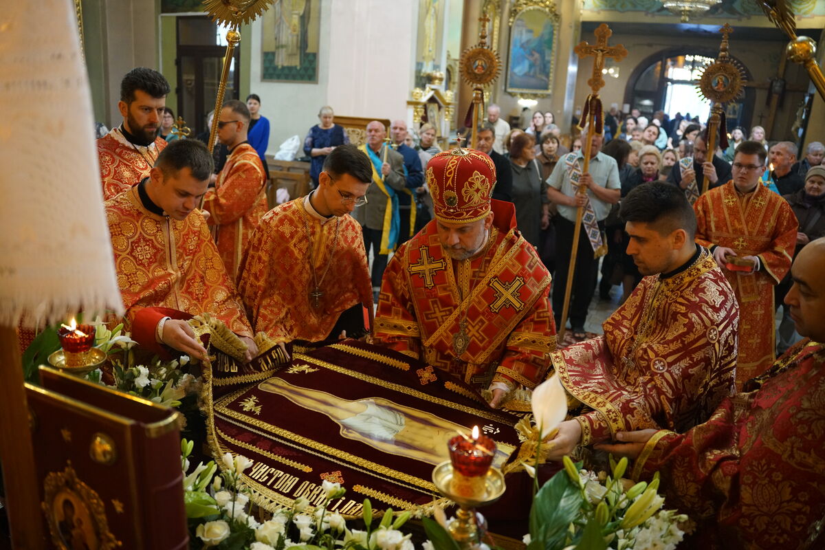 У Катедральному соборі Успіння Пресвятої Богородиці виставили плащаницю