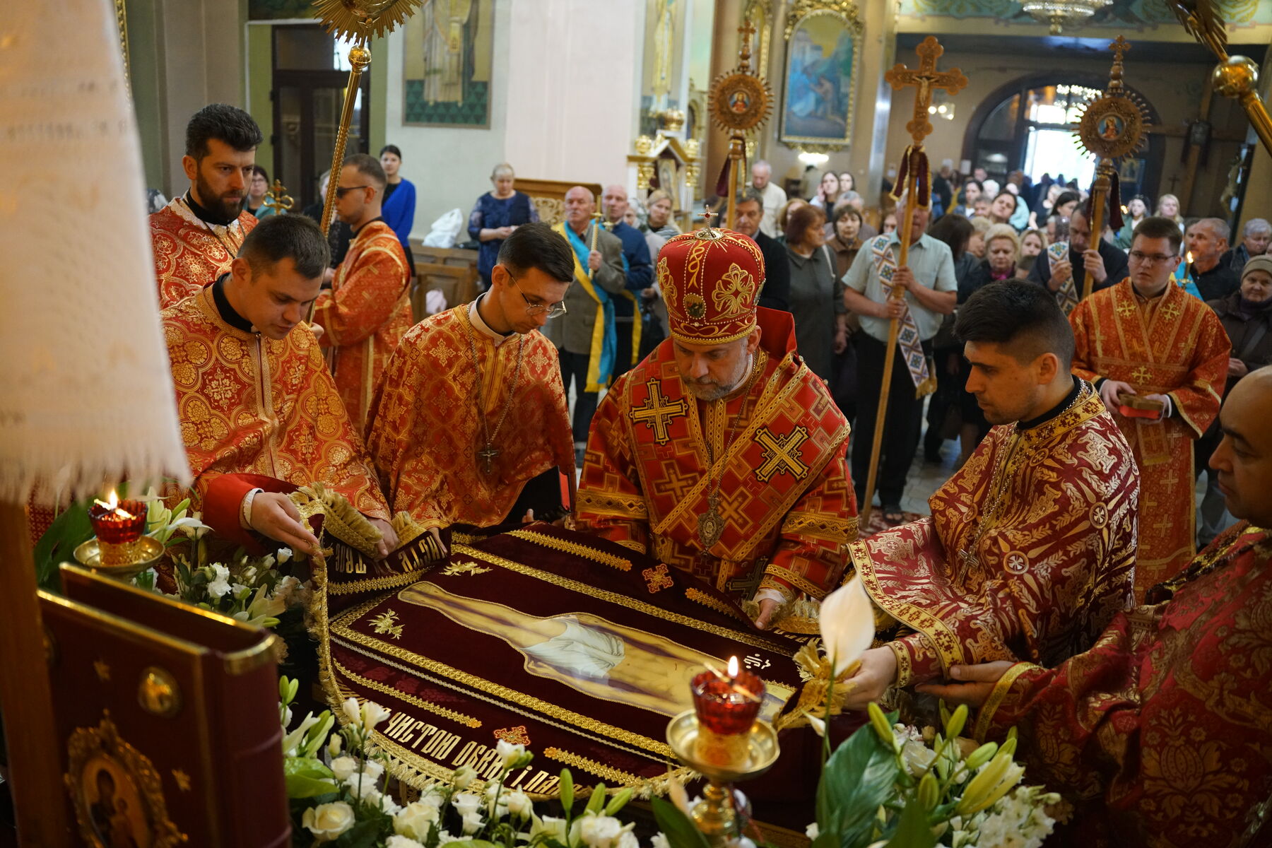 У Катедральному соборі Успіння Пресвятої Богородиці виставили плащаницю