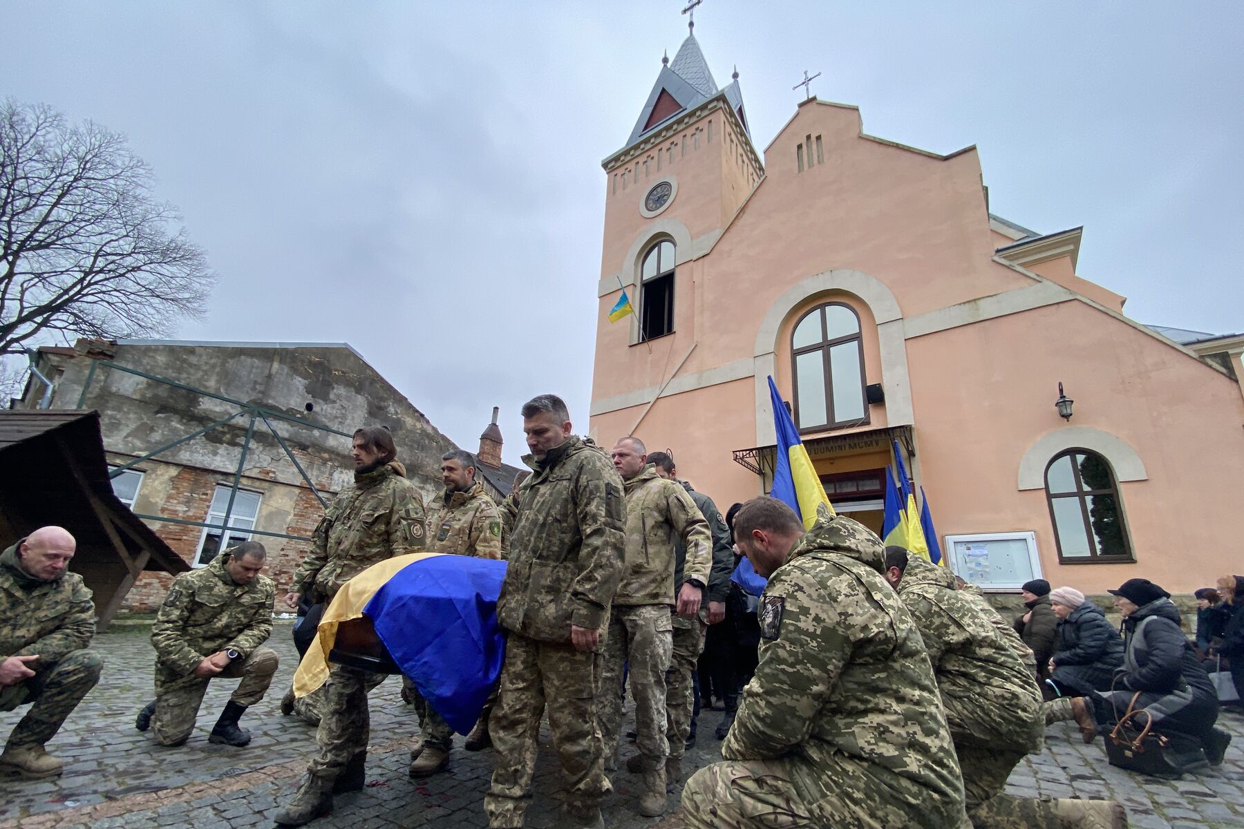 Буковина прощалася з полеглим кіборгом Валерієм Красняном